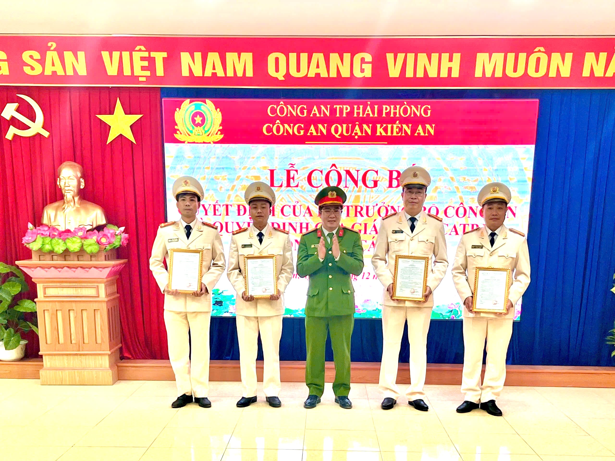 Công bố các Quyết định của Giám đốc Công an thành phố và Trưởng Công an quận Kiến An về công tác cán bộ